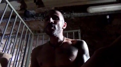 Hung dom top has a slutty bottom to use
