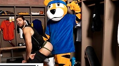Men - Shamu Azizam Pulls Off His Pants And Bends So Jake Preston Can Bury His Tongue Inside His Hole