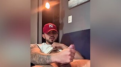 Young Man With Huge Penis Takes Out A Big Explosion Of Cum With Verga Grande